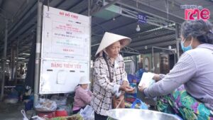 Bán vé số mỗi ngày nuối cháu với ước mơ cháu được học đến nơi đến chốn