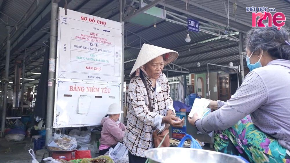 Bán vé số mỗi ngày nuối cháu với ước mơ cháu được học đến nơi đến chốn