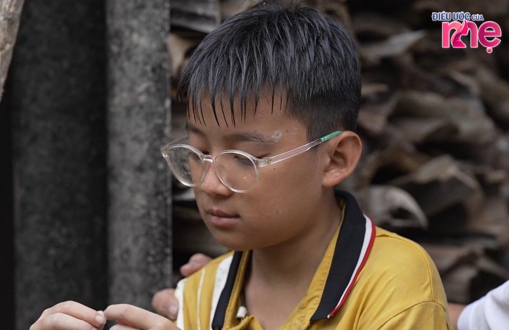 Phúc là cậu bé thị lực kém nhưng vô cùng thương ngoại và mẹ