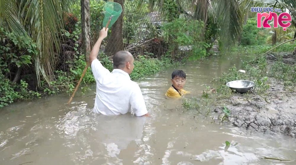 Đứa trẻ thương nội, bắt ốc mỗi ngày phụ bà nội 