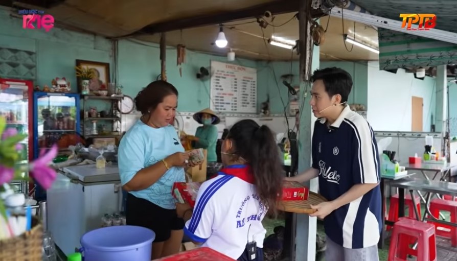 Khách mời Anh Đức nỗ lực vượt qua thử thách để giành lấy những phần thưởng giá trị cho các gia đình khó khăn