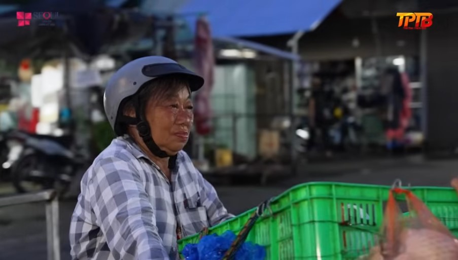 Người dì bị mắc vô vàn căn bệnh, nỗi đau thể xác luôn hiện diện mỗi ngày nhưng dì vẫn mạnh mẽ bán hàng rong nuôi sống hai cháu 