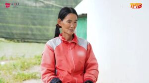 Chị Nguyễn Thị Hiền dù mắc bệnh ung thư vẫn đi làm nuôi chồng tâm thần và hai con