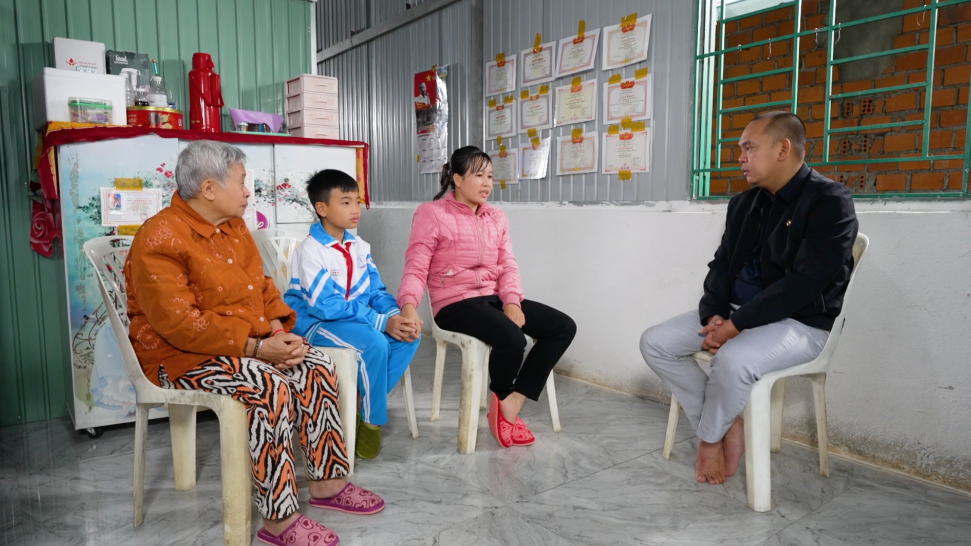 Chị Tuyến gồng gánh nuôi hai con và bà ngoại tuổi cao sức yếu