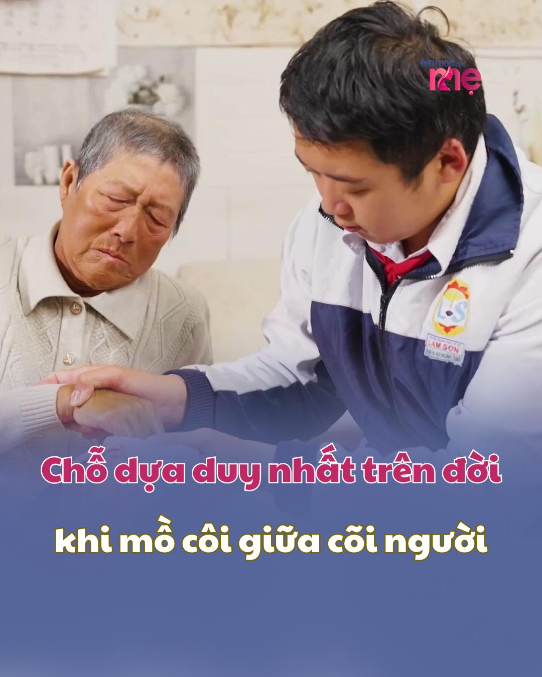 Huy Hoàng luôn chăm sóc, hỗ trợ vệ sinh cá nhân cho ngoại mỗi ngày