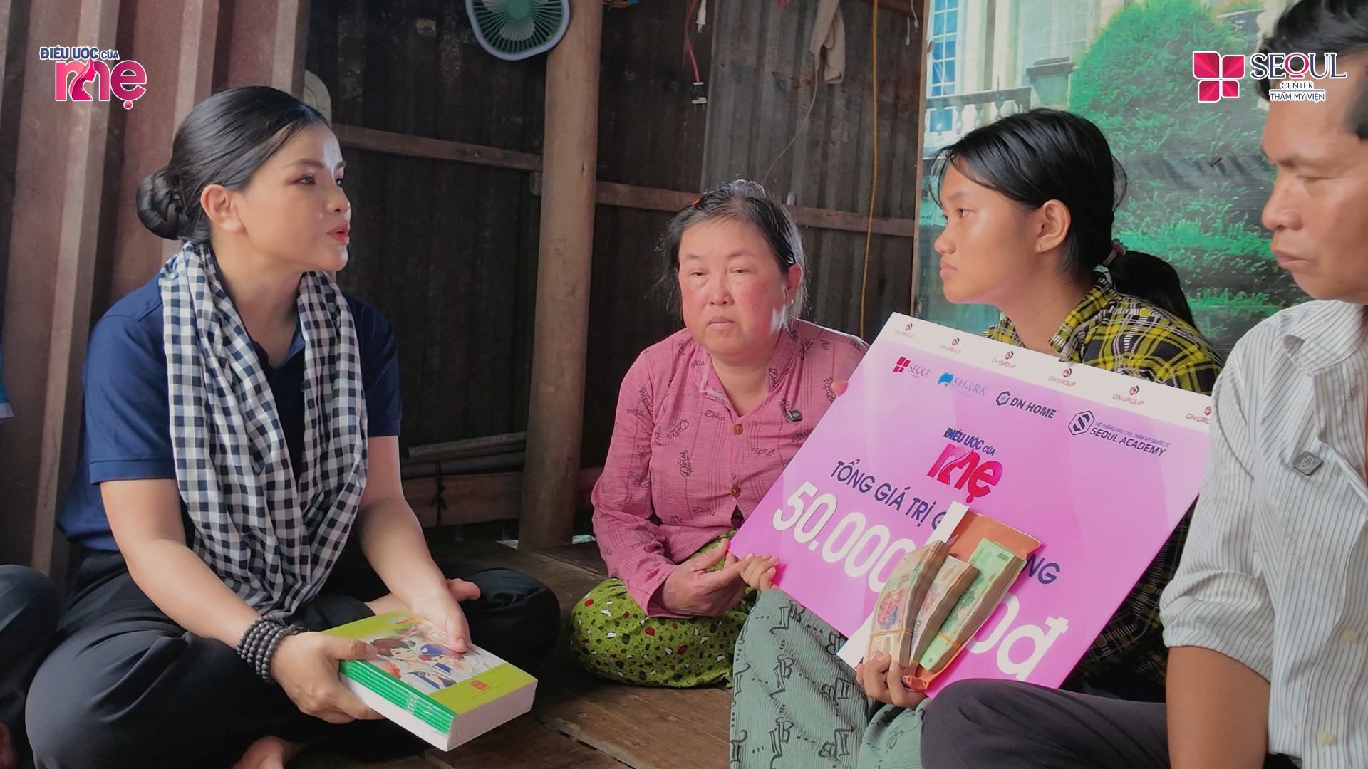 Bé Trâm và gia đình vô cùng vui mừng khi nhận được món quà từ chương trình “Điều Ước Của Mẹ”