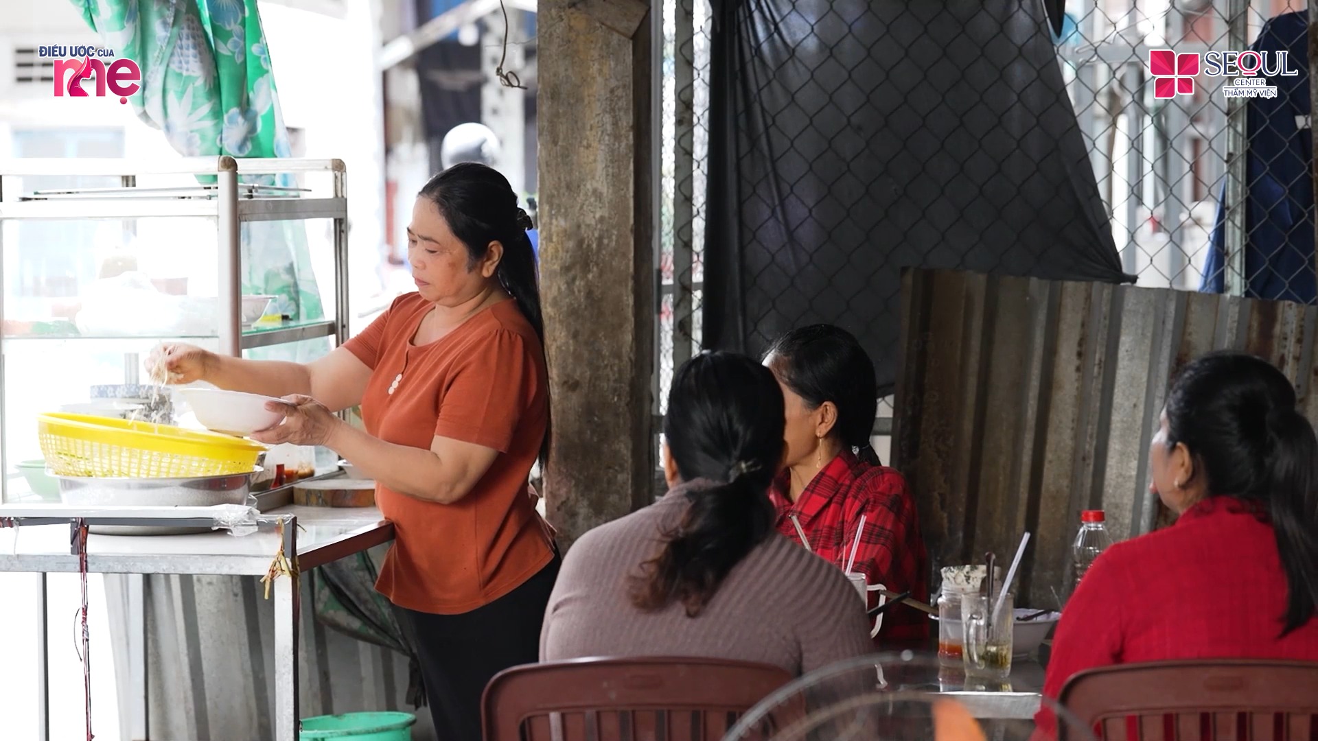 Mỗi ngày dì Nhàn bán đồ ăn sáng, chiều đi làm xe ôm để có tiền trang trải cuộc sống