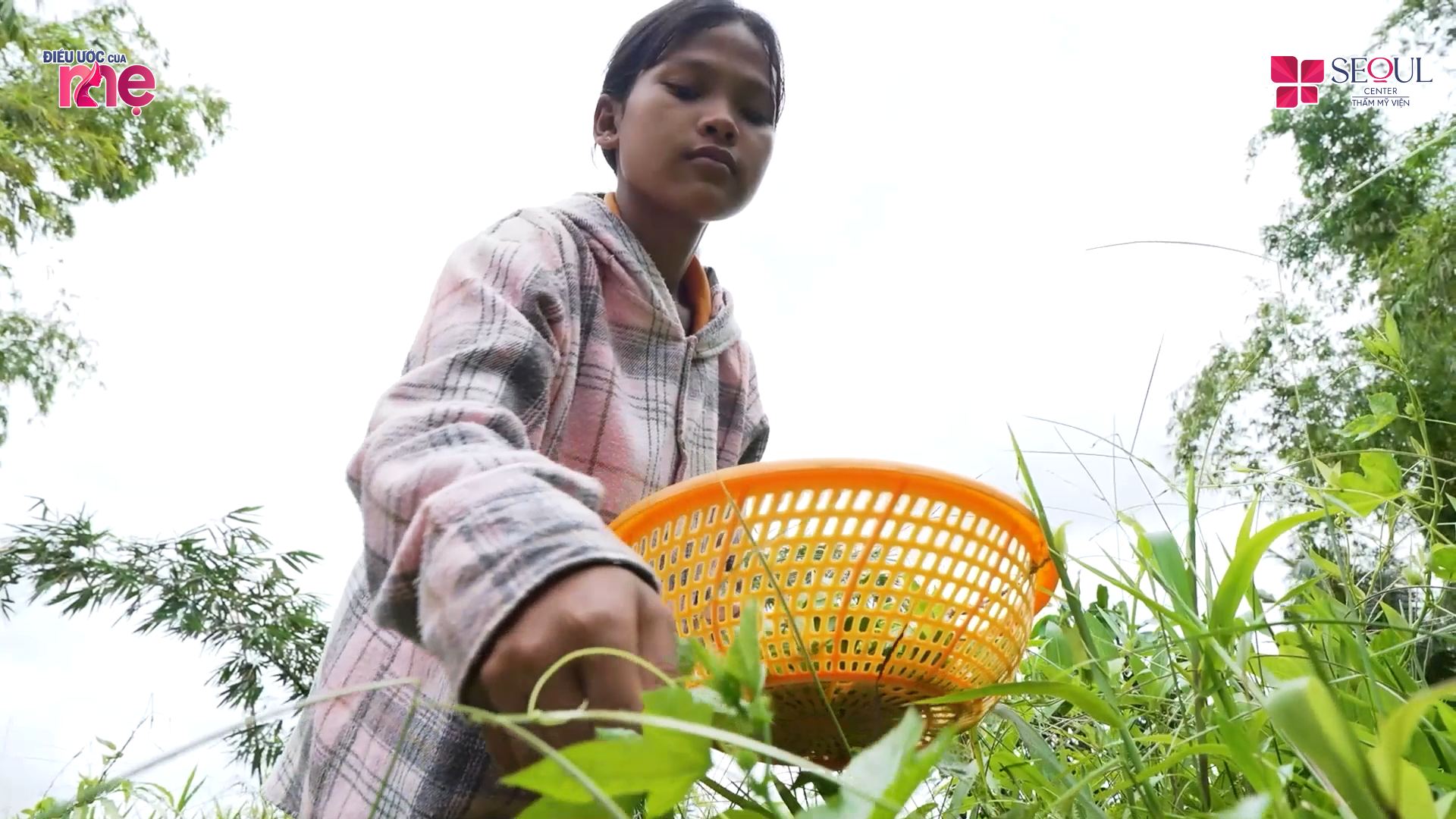 Dù còn nhỏ nhưng chị gái Kim Chi rất hiểu chuyện, vừa đi học, vừa đi làm để phụ dì