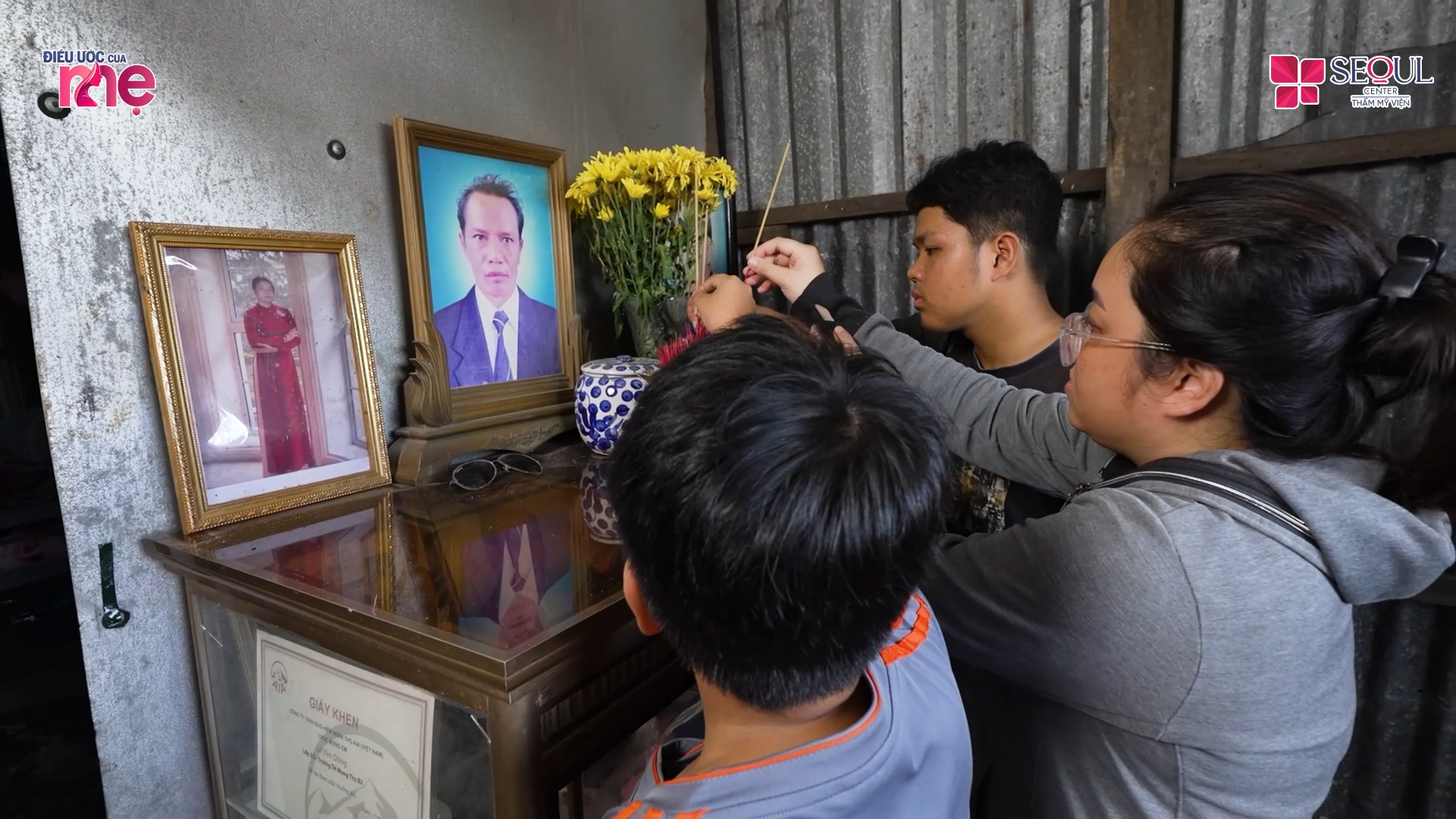 Ba chị em Thoa mồ côi cha mẹ, sống trong ngôi nhà nhỏ dột nát