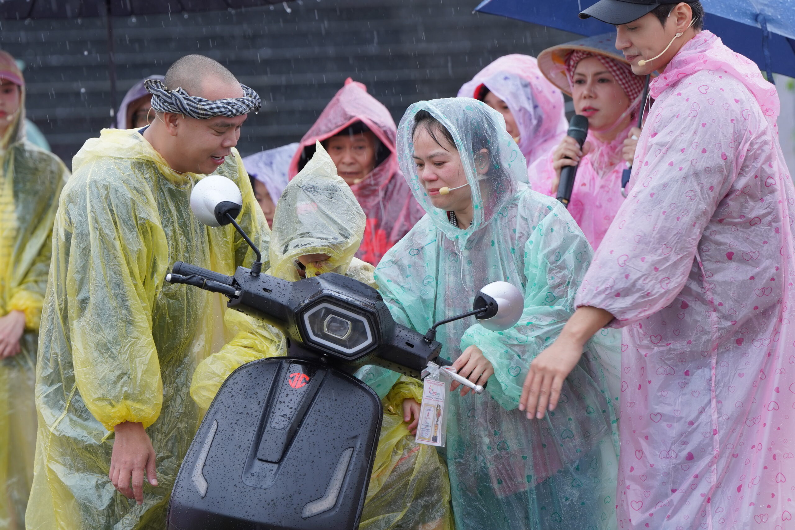 Ngoài số tiền được tài trợ, chị Hương được tặng một chiếc xe máy mới để có phương tiện làm việc