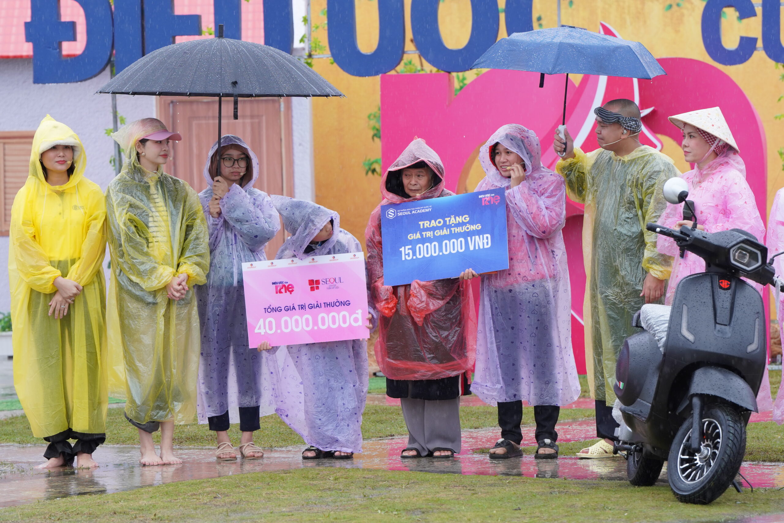 Song song với đó, mạnh thường quân tài trợ thêm cho gia đình chị Tuyến 20.000 VNĐ để trang trải cuộc sống