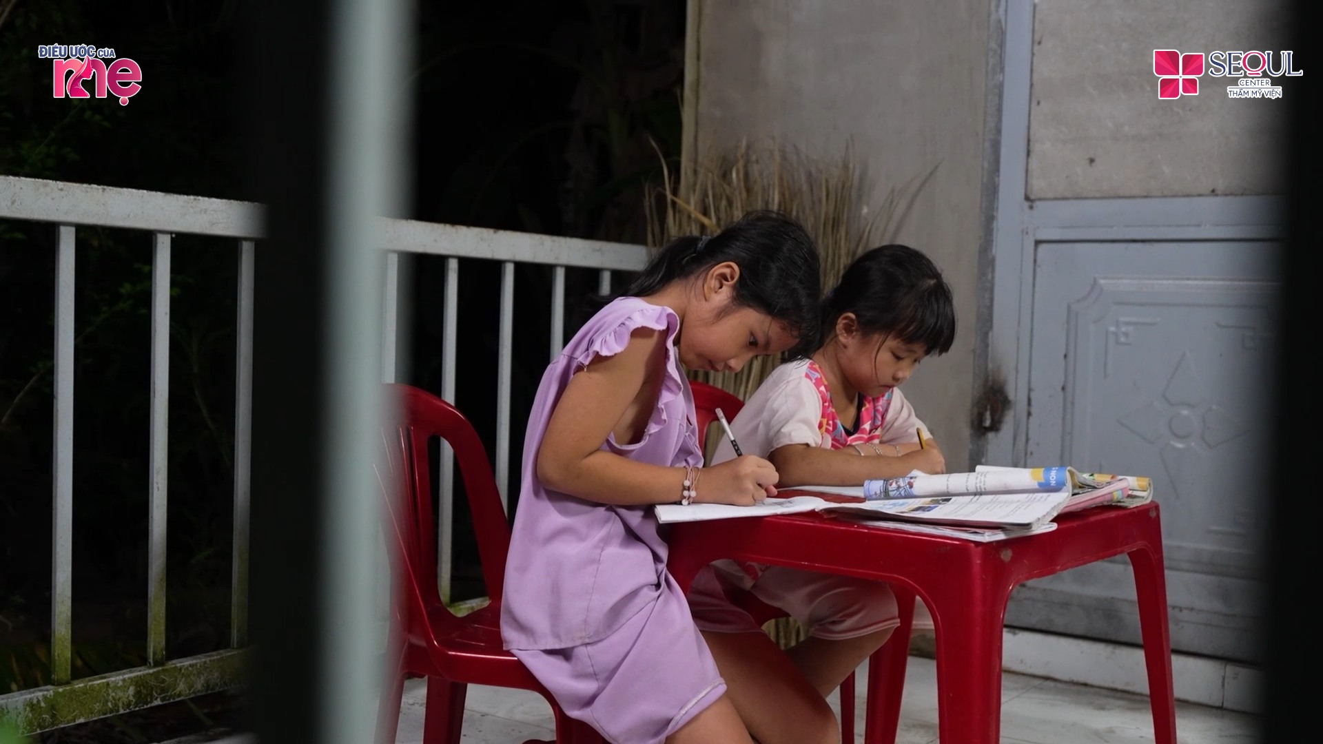 Hai con gái của chị Hằng yêu thương mẹ và luôn hiểu chuyện