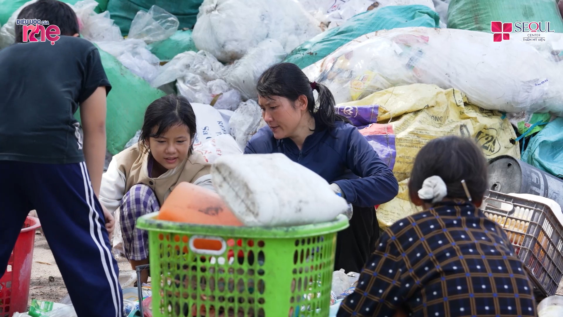 Hàng ngày chị Huệ và hai cháu bé nhặt ve chai để có tiền kiếm sống