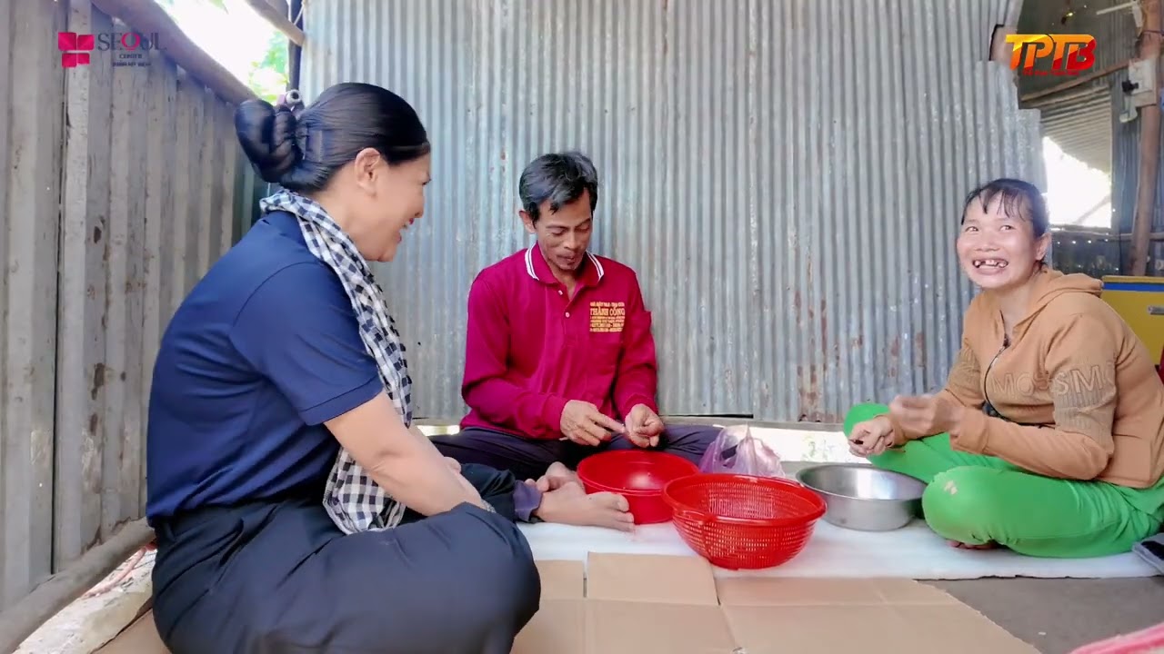 Chị Liên, anh Hận CƯỜI TƯƠI khi đã trả được nợ và thấy hai cô con gái có được quần áo mới