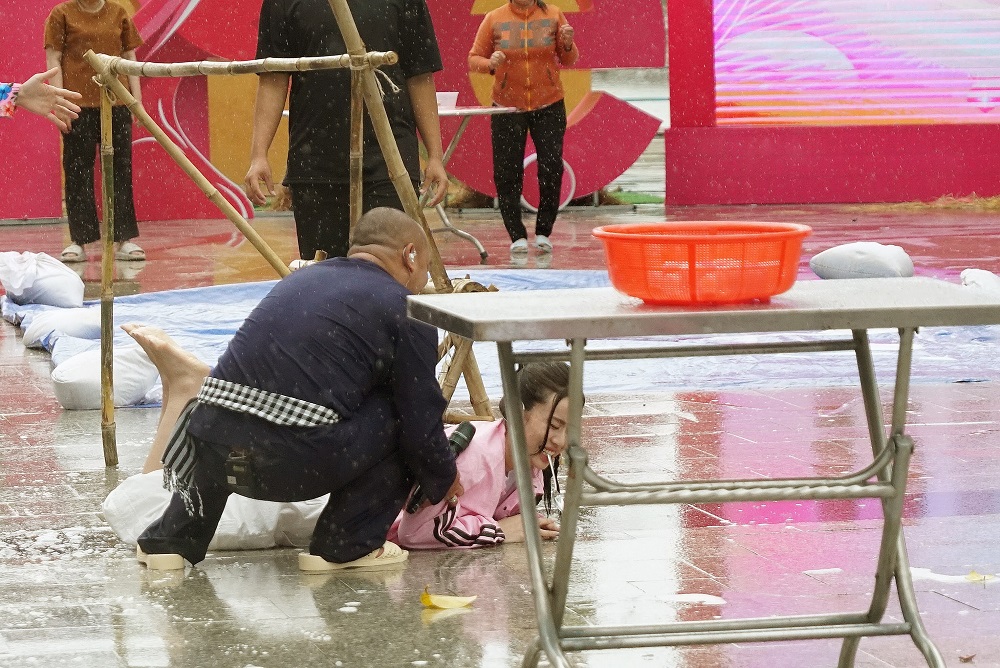 Vợ Đạt G lăn xả chơi hết mình khi tham gia các vòng chơi 