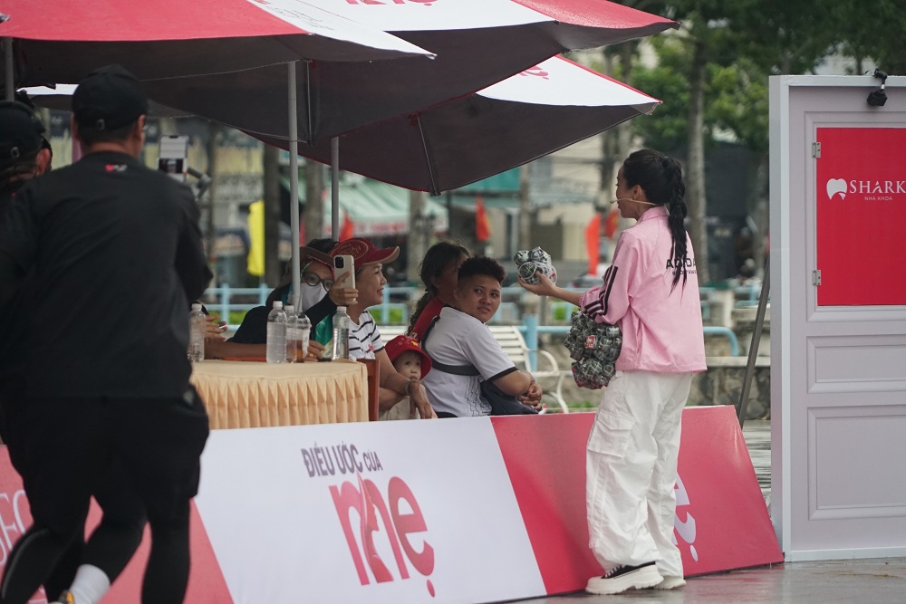 Cindy Lư rao bán rất tích cực để bán được nhiều nem cho gia đình chị Thoa