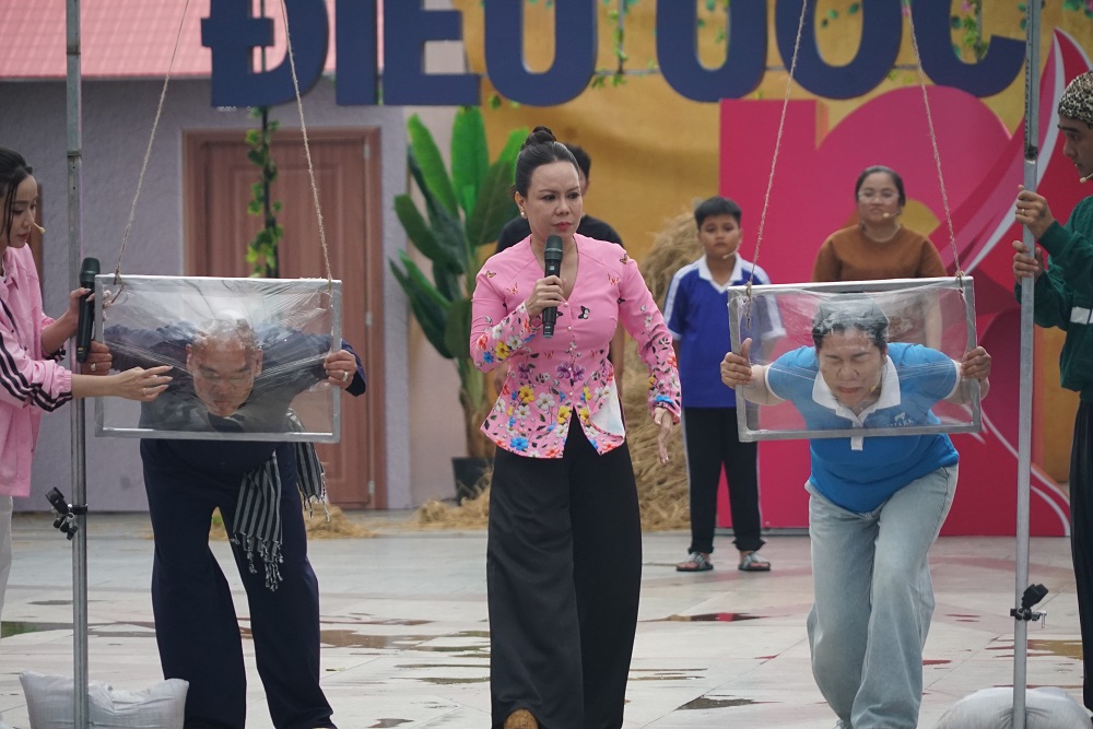 Nhà sản xuất Thái Phan Thanh Bình cùng đại diện nhà đồng hành Nha Khoa Shark tham gia phần thi thử thách để có thêm tiền thưởng cho hai gia đình