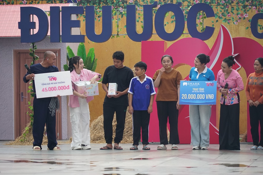 Hai đứa con của Vợ chồng Cindy Lư trao tặng những con gấu bông dễ thương cho các bạn nhỏ của hai gia đình