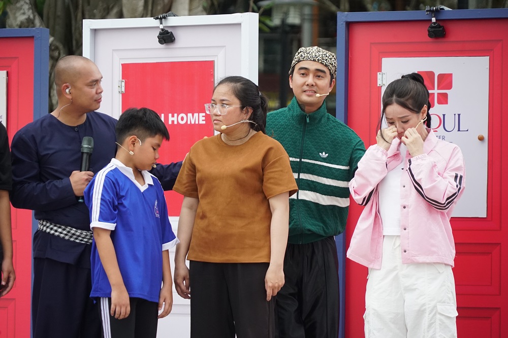 Cindy Lư đã khóc òa sau khi lắng nghe câu chuyện của gia đình chị Thoa - Cô gái mạnh mẽ gánh vác cả gia đình