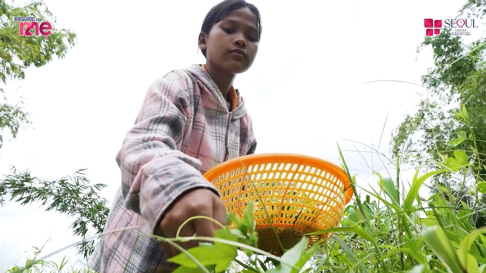 Trước khi được chị Nhàn cưu mang, bé Kim Chi phải đi hái rau mỗi ngày để đi chợ bán có tiền mua thức ăn cho hai chị em