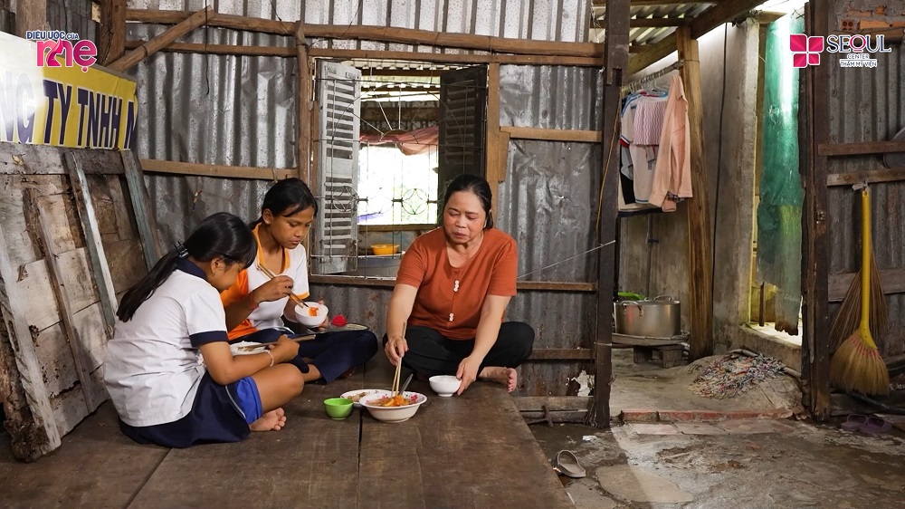Hai đứa trẻ không máu mủ với chị Nhàn nhưng đã xem chị Nhàn là người mẹ gắn bó cả đời còn lại