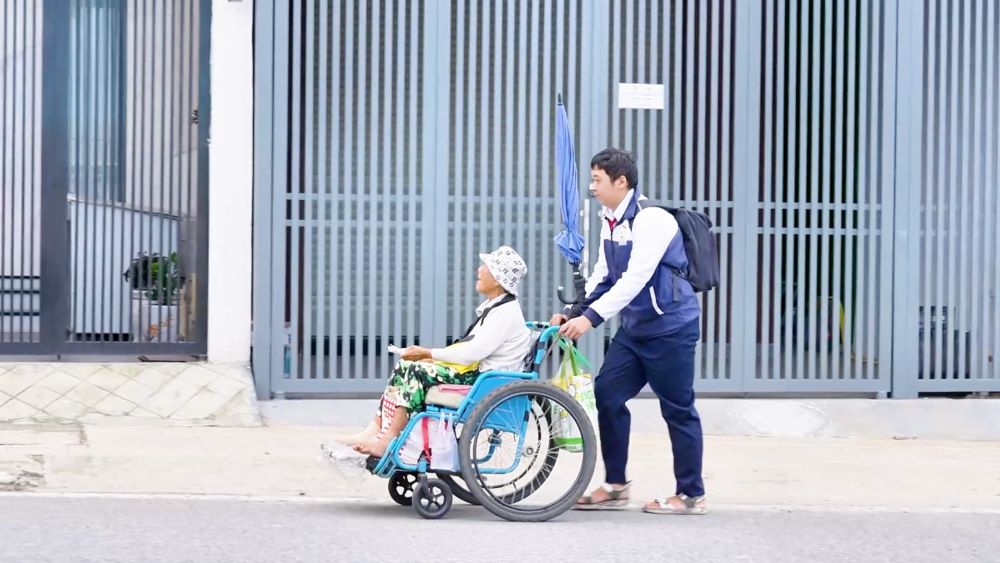 Hai bà cháu Hoàng rong ruổi khắp nẻo đường kiếm sống bằng nghề bán vé số