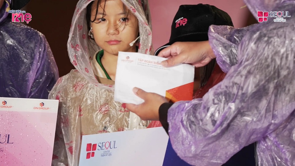 Một mạnh thường quân giấu tên đã gửi đến chương trình số tiền 20 triệu trao cho mỗi gia đình