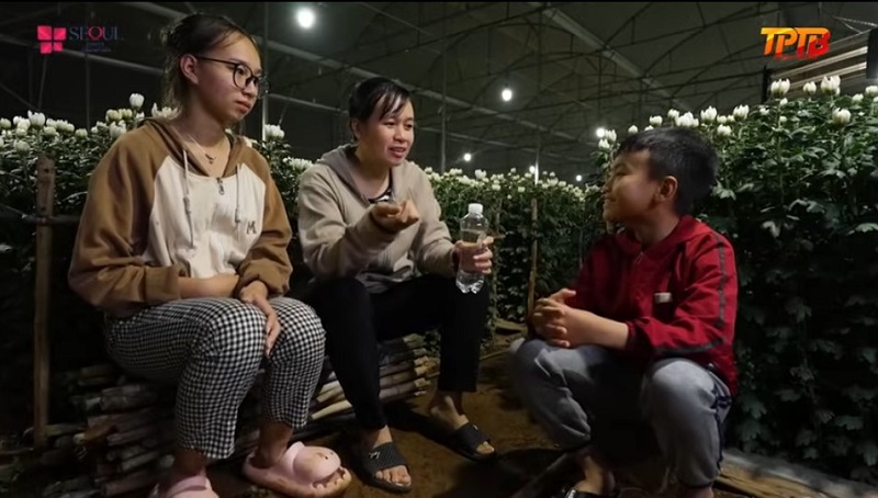 Hai đứa con của chị Tuyến là bé Ý Nhi và bé Phúc Thịnh tuổi còn nhỏ nhưng đã thấu hiểu nỗi vất vả của mẹ, luôn phụ mẹ kiếm thêm tiền 