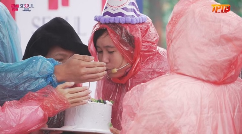 Ca sĩ Trương Quỳnh Anh khóc nức nở bày tỏ sự xót thương sau khi lắng nghe câu chuyện nhà chị Tuyến