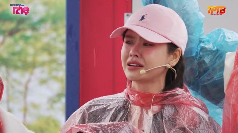 Chị Tuyến vui mừng thổi nến bánh sinh nhật, hạnh phúc vì sự hiếu thảo của con mình