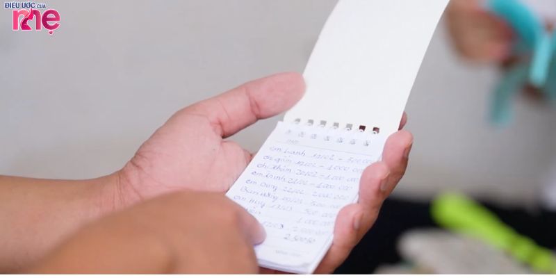 Mọi số nợ từ nhỏ đến lớn đều được chị Hương tỉ mỉ ghi chép lại