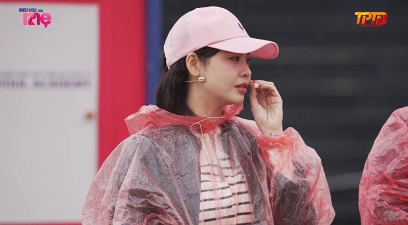 Diễn viên Trương Quỳnh Anh khóc nghẹn khi biết được cuộc đời chị Hương đã trải qua quá nhiều bi kịch