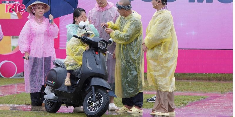 MC Việt Hương gọi điện trực tiếp cho người bố đang nuôi bé Diệu con gái lớn chị Hương để giúp chị gặp lại con của mình