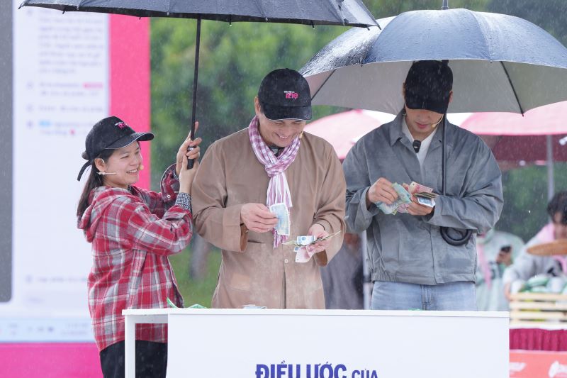 Các khách mời của chương trình năng nổ tham gia các vòng chơi để giúp gia đình chị Hương có phần thưởng lớn