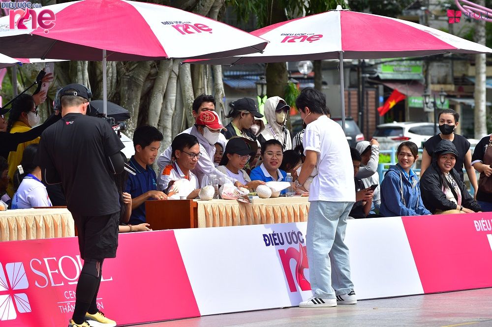 Nhạc sĩ Nguyễn Văn Chung nhiệt huyết bán trái cây, giật giải cho các gia đình