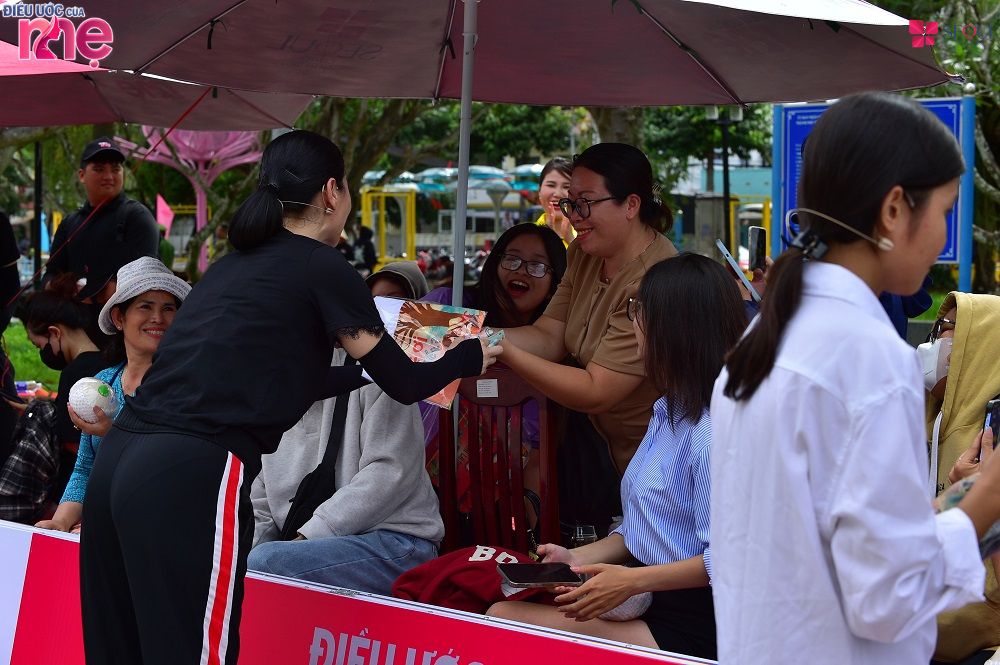 Diễn viên Thân Thúy Hằng tích cực bán hàng đến khán giả trong trường quay
