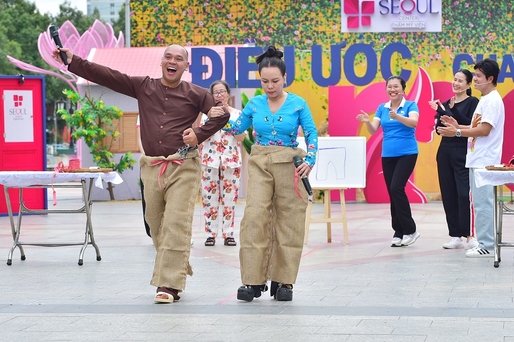 Người kết nối Thái Phan Thanh Bình cùng MC Việt Hương cũng tham gia vòng chơi để giúp các gia đình có giải thưởng lớn