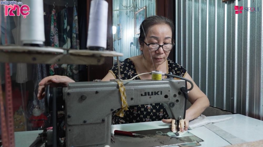 Cô Bùi Văn Huê tuổi đã cao nhưng vẫn chưa được an dưỡng tuổi già, vẫn phải lao động vất vả kiếm tiền nuôi con 