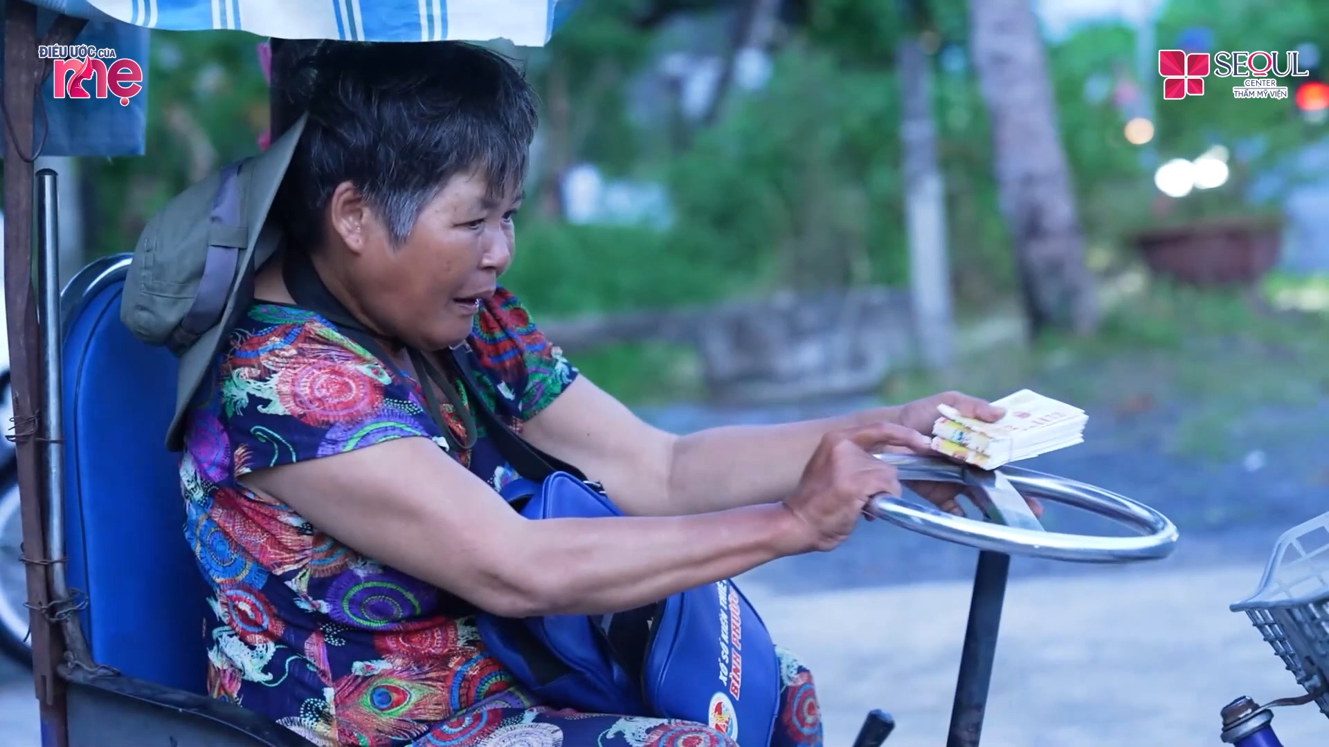 Mẹ của em Ngân dù bệnh tật, ốm yếu nhưng vẫn bán vé số điều đặn hỗ trợ con nuôi cháu