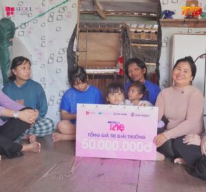 Nụ cười hạnh phúc của gia đình chị Hồng khi nhận được phần thưởng giá trị lớn từ chương trình