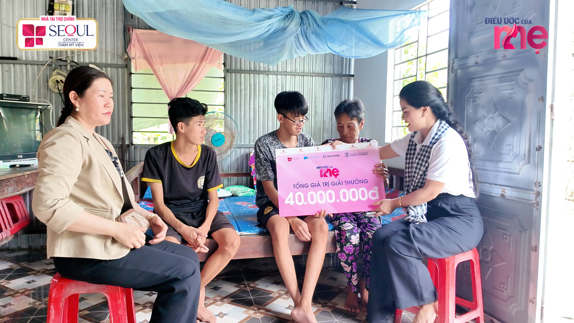 Đại diện chương trình là chị Huỳnh Như Lam đã đến trao thưởng tận tay cho gia đình cô Thúy