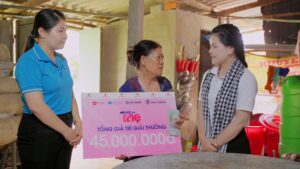 Chị Huỳnh Như Lam trực tiếp trao 45 triệu, phần thường của chương trình Điều Ước Của Mẹ cho gia đình cô Bảy