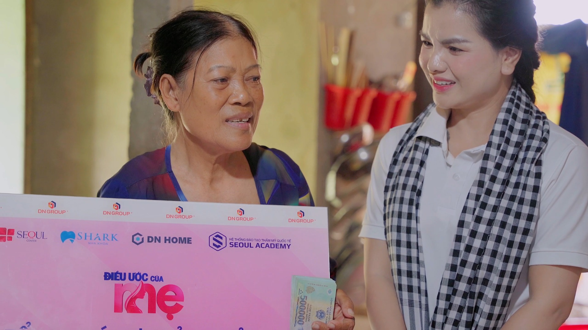 Nụ cười trên môi của cô Bảy là minh chứng rõ nhất cho niềm vui, sự phấn khởi sau khi nhận phần thưởng của chương trình Điều Ước Của Mẹ