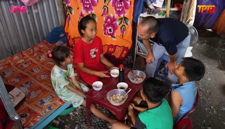 Các cháu của bà Tuyết mỗi ngày đều ăn cơm chan nước tương sống qua ngày, sống trong căn nhà xập xệ, thiếu kiên cố