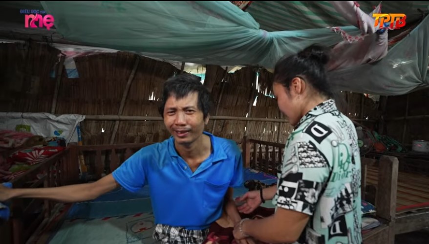 Chồng chị Út bệnh nặng không lao động được, một tay chị chăm sóc chồng không hề kêu than