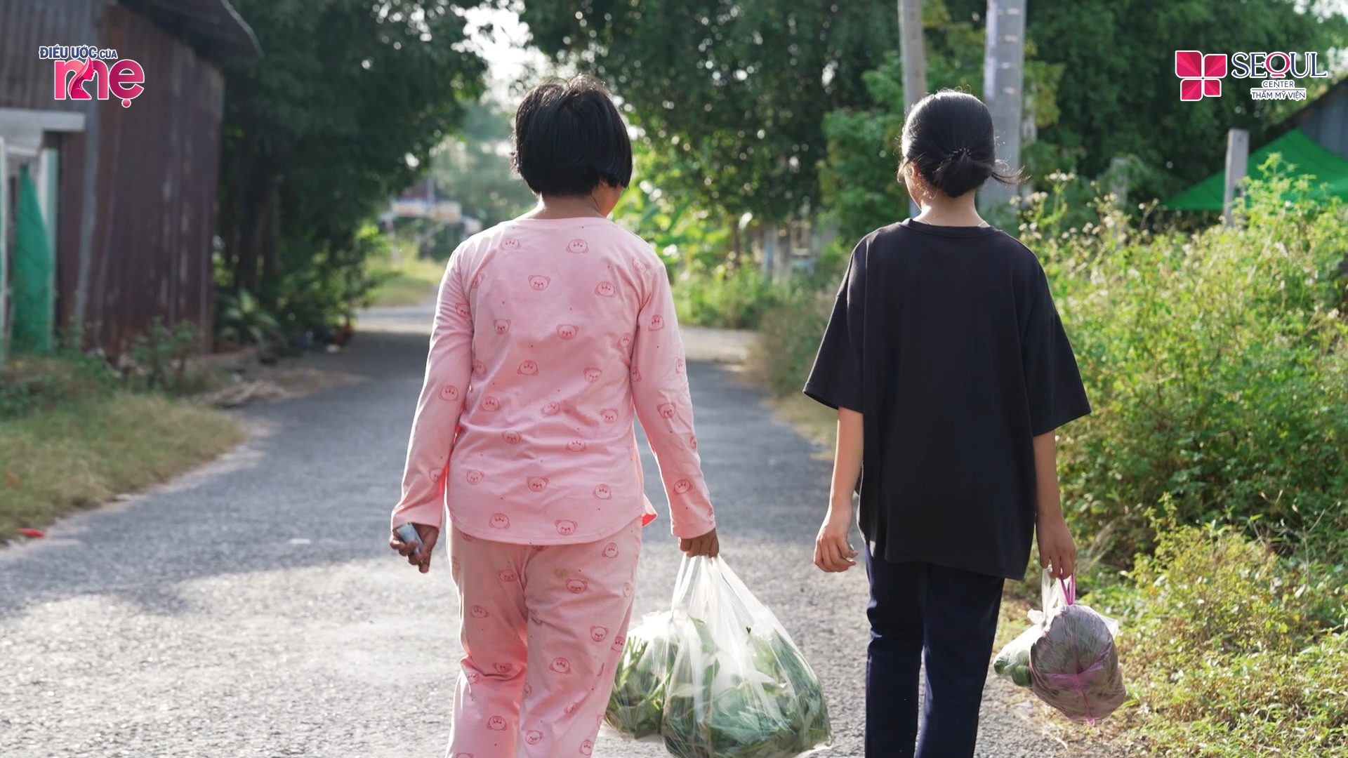 Bé Nhi luôn yêu thương và bảo vệ mẹ