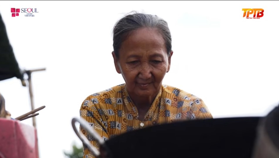 Người bà đã 70 tuổi nhưng vẫn luôn cố gắng bán bánh chuối mỗi ngày để nuôi 4 đứa cháu và cả con gái của mình