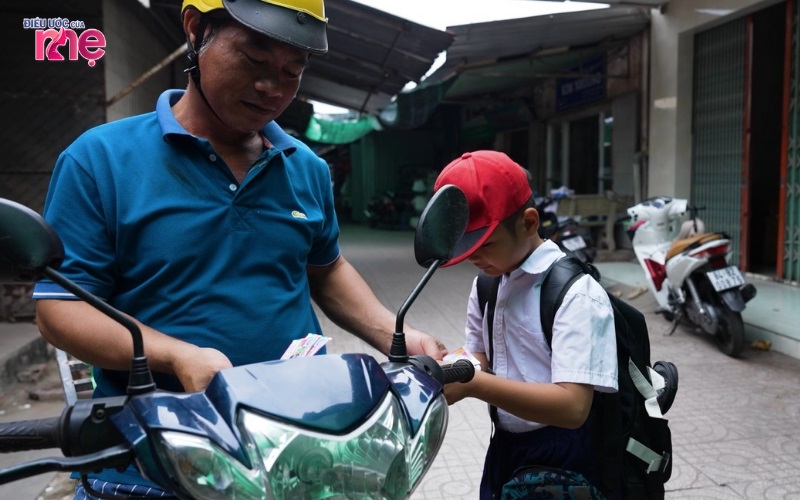 Cuộc sống mưu sinh từ nhỏ của bé Hoàng Long