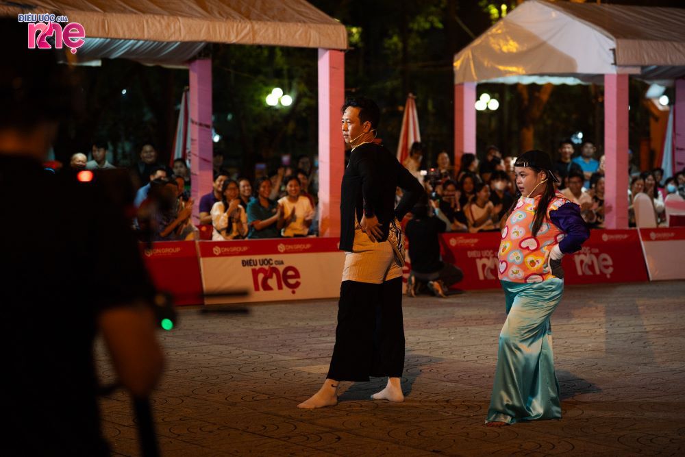 Các khách mời nỗ lực hết mình tham gia các vòng chơi giúp hai gia đình nhận được giải thưởng lớn