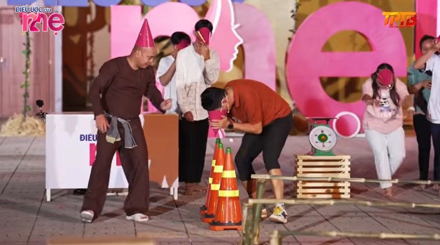 Người kết nối Thái Phan Thanh Bình, các thành viên hai bên gia đình, khách mời chơi rất vui và nhiệt huyết trong vòng chơi đầu tiên